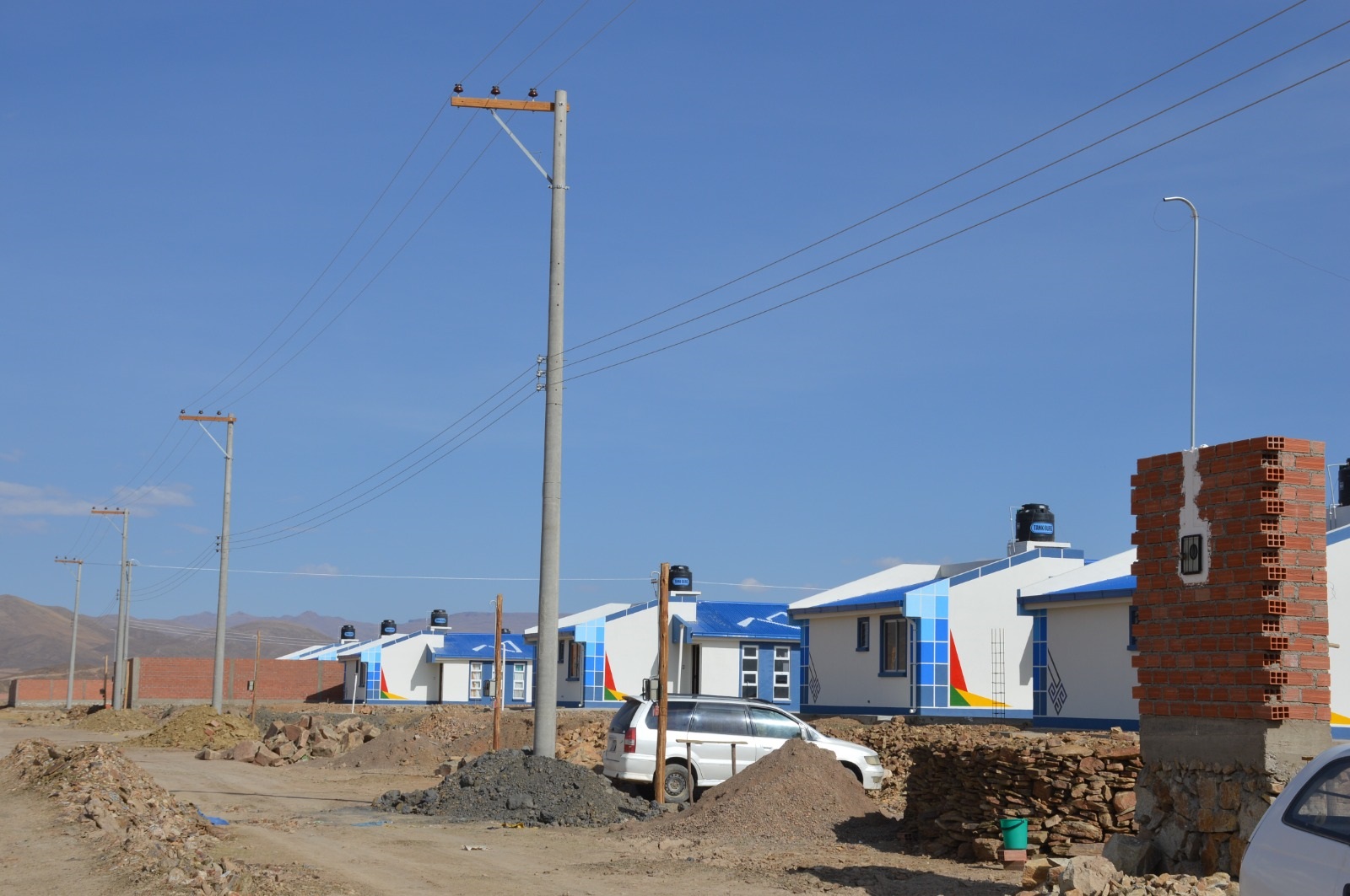 ENDE culmina construcción de red eléctrica para proyectos de vivienda social en Oruro