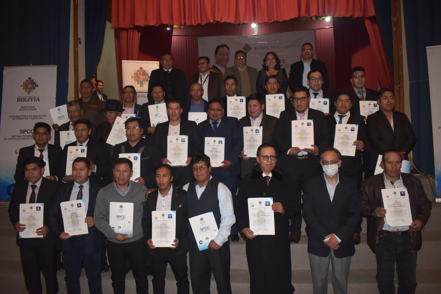 Educación otorga Certificados de Competencias a 72 plomeros y alcantarillistas en La Paz