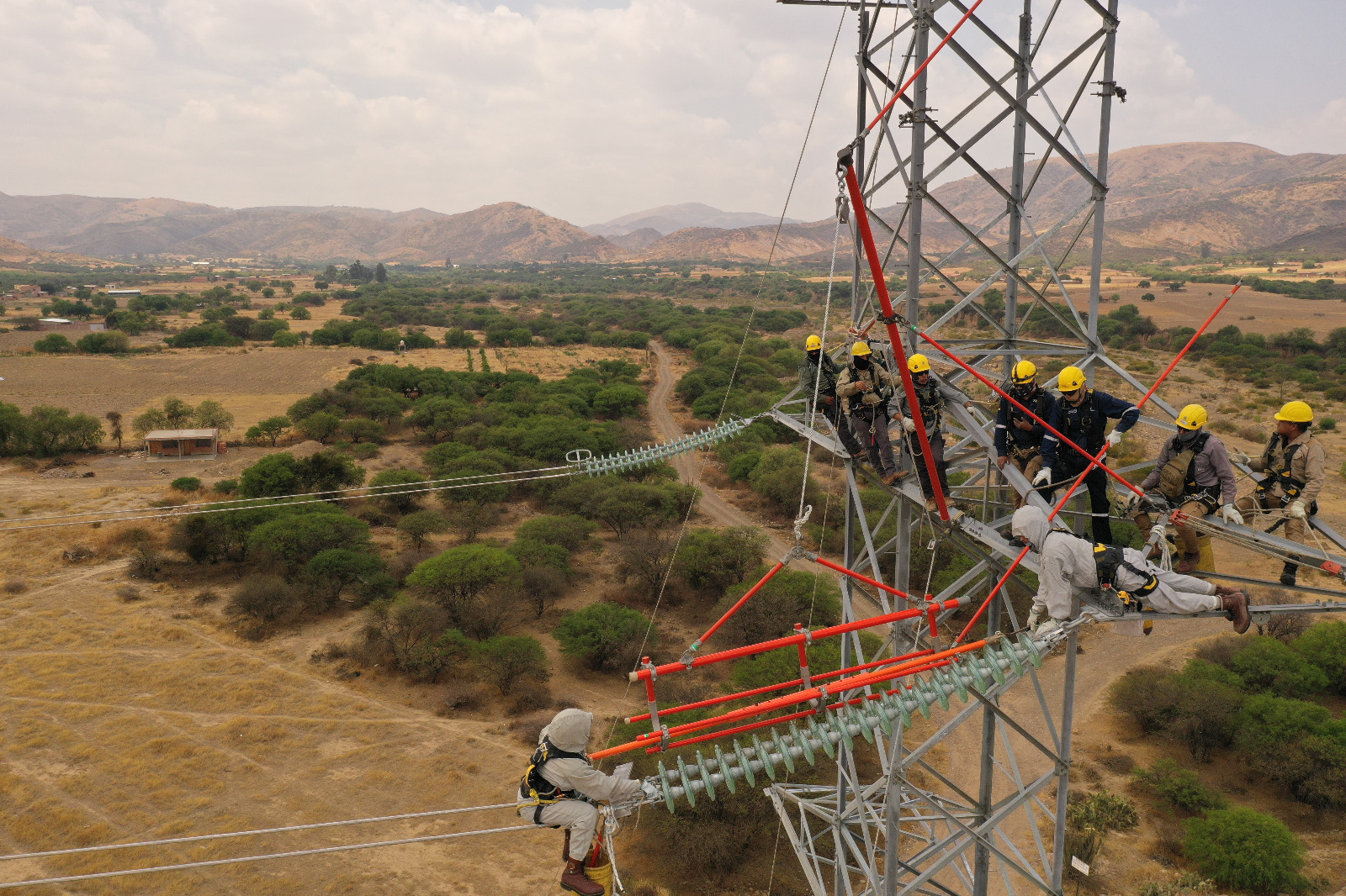 ENDE abre la primera “Escuela de Mantenimiento de Líneas de Alta y Extra Alta Tensión” de Bolivia