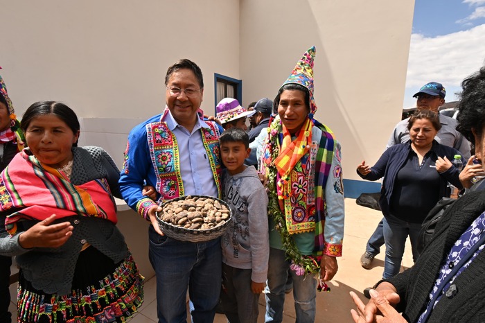 Presidente Arce entrega 60 viviendas dignas y cumple el sueño de familias en Sacaca