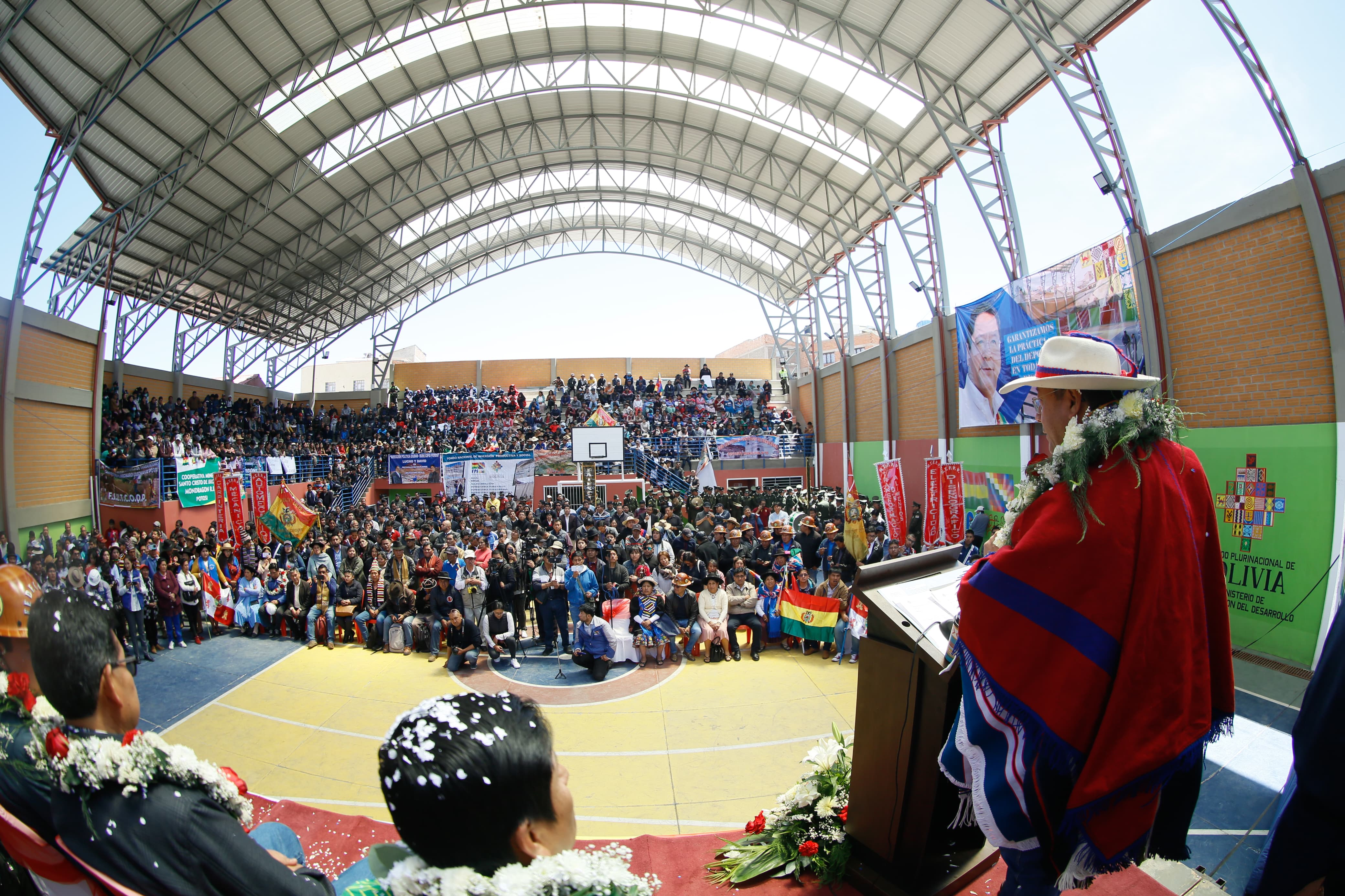 Presidente inaugura cancha polifuncional en Potosí e inicia entrega de obra a ese departamento