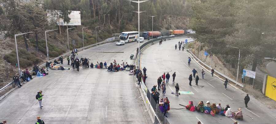 Tránsito suspende viajes al interior del país, reportan 39 puntos de bloqueo en La Paz 