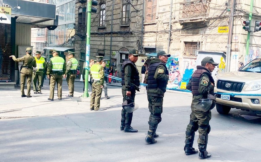 Policía refuerza controles, forma anillos de seguridad en la plaza Murillo y sus alrededores