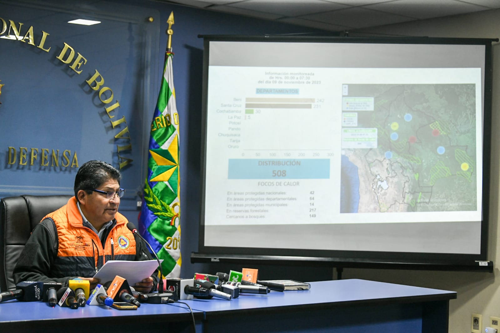 Bomberos combaten incendios y Defensa Civil advierte que en RRSS circulan imágenes no actuales