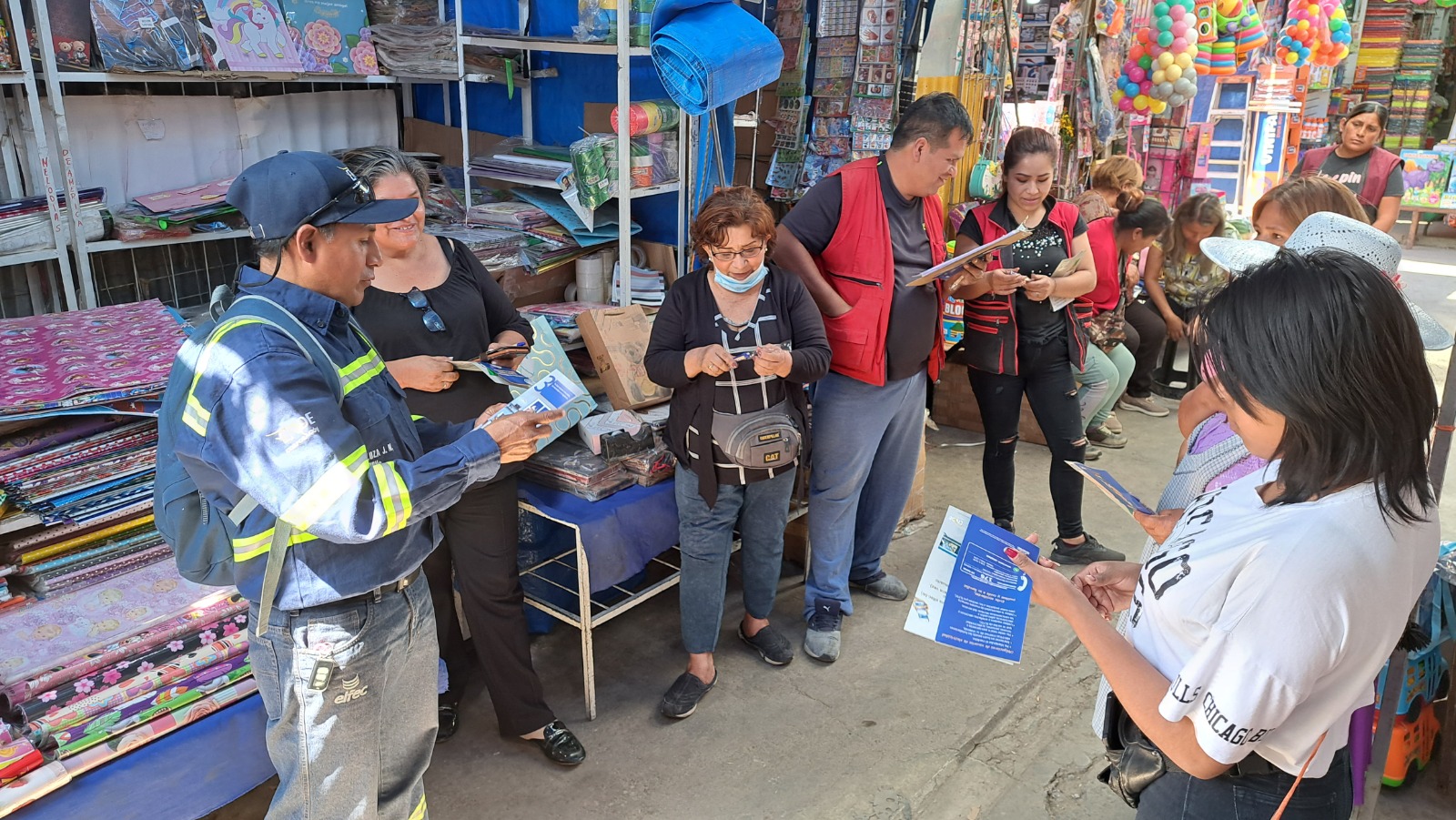 Técnicos de ENDE socializan en mercados de Cochabamba las buenas prácticas para evitar problemas eléctricos e incendios