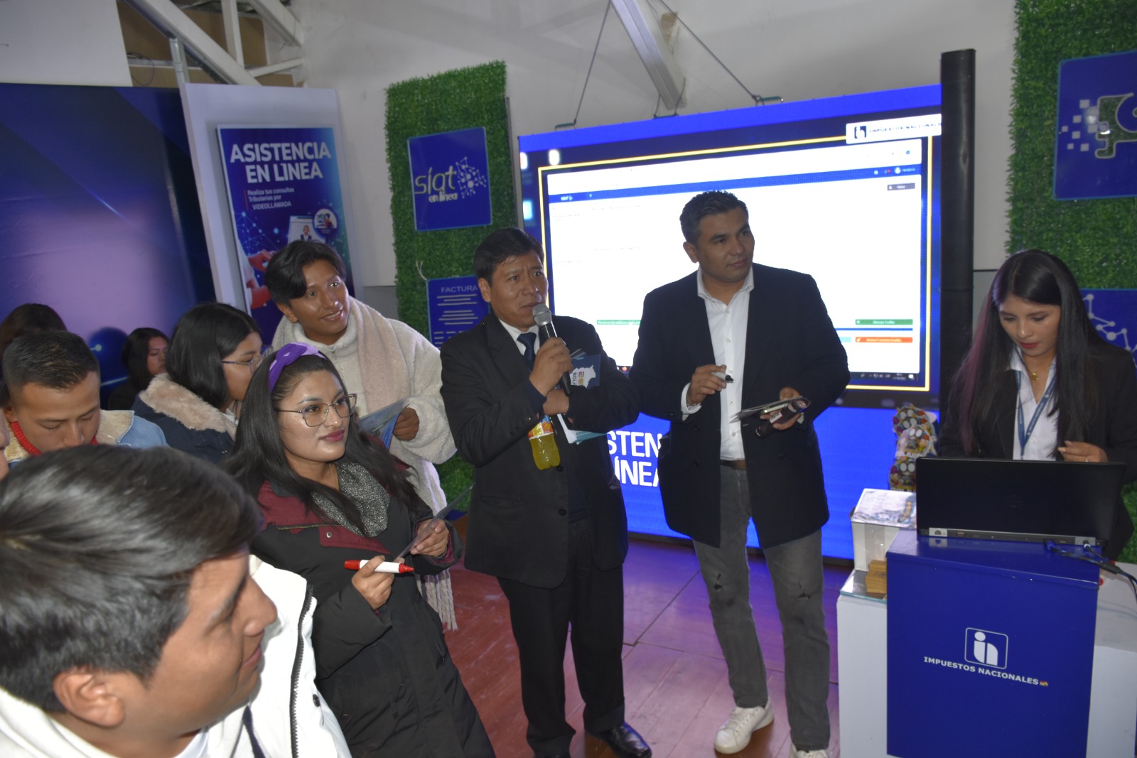 Impuestos ofrece servicios digitales al contribuyente en la Feria Internacional de Potosí