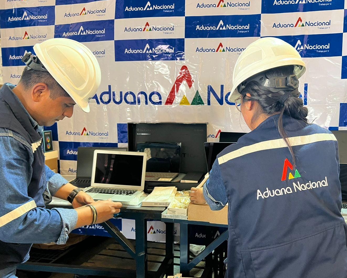 Aduana comisa más de media tonelada de mercadería ilegal abandonada en Viru Viru