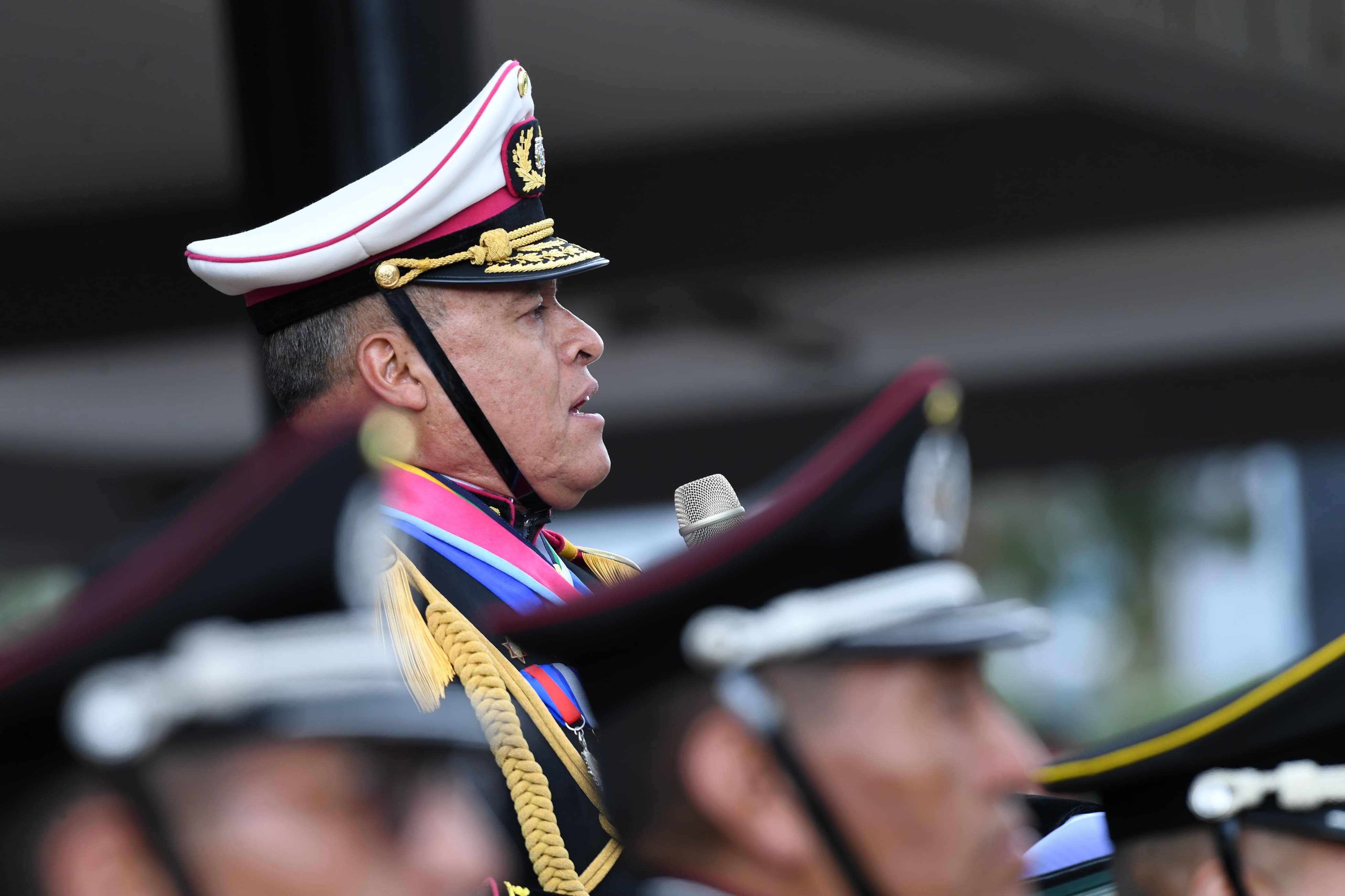 Ejército advierte a “antipatrias” que no pierdan su tiempo golpeando los cuarteles y garantiza defensa del Gobierno