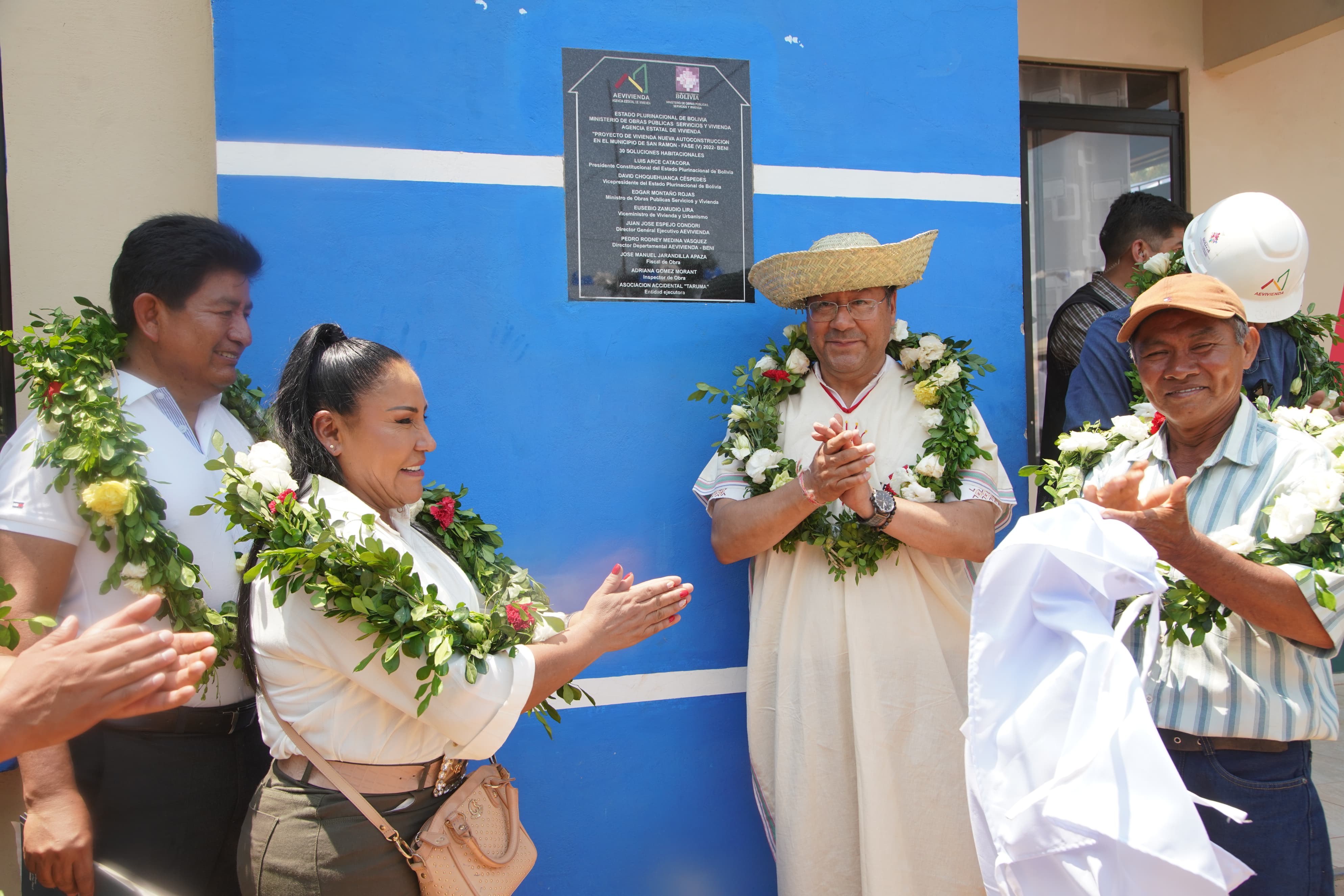 El presidente Luis Arce hizo la entrega de viviendas sociales por el aniversario de Beni. Foto: Comunicación Presidencial.
