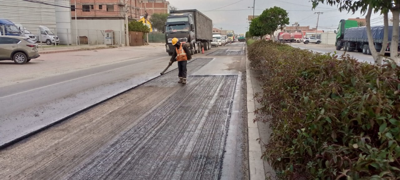 ABC cumple con el bacheo en la avenida Villazón de Sacaba