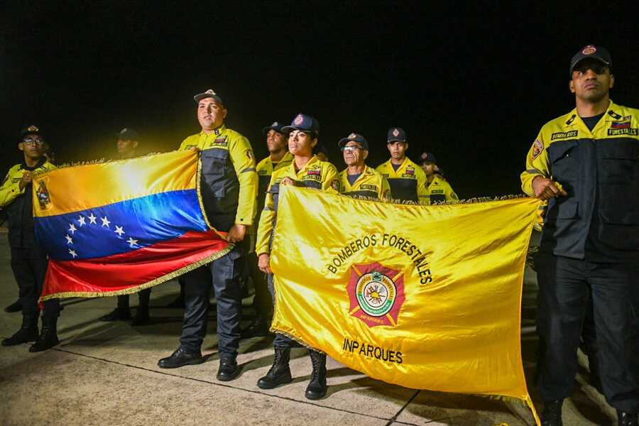 Llega contingente de bomberos venezolanos para reforzar mitigación de incendios en Rurrenabaque 