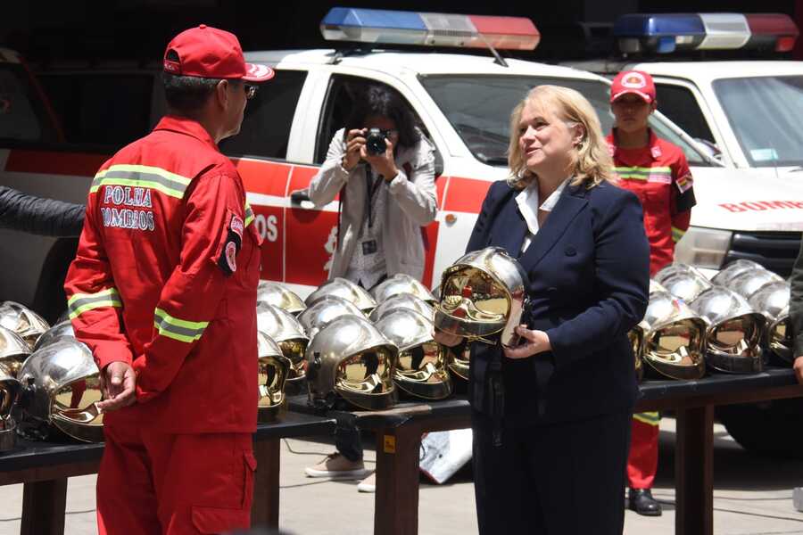 Embajada de Francia entrega donación a Bomberos Antofagasta