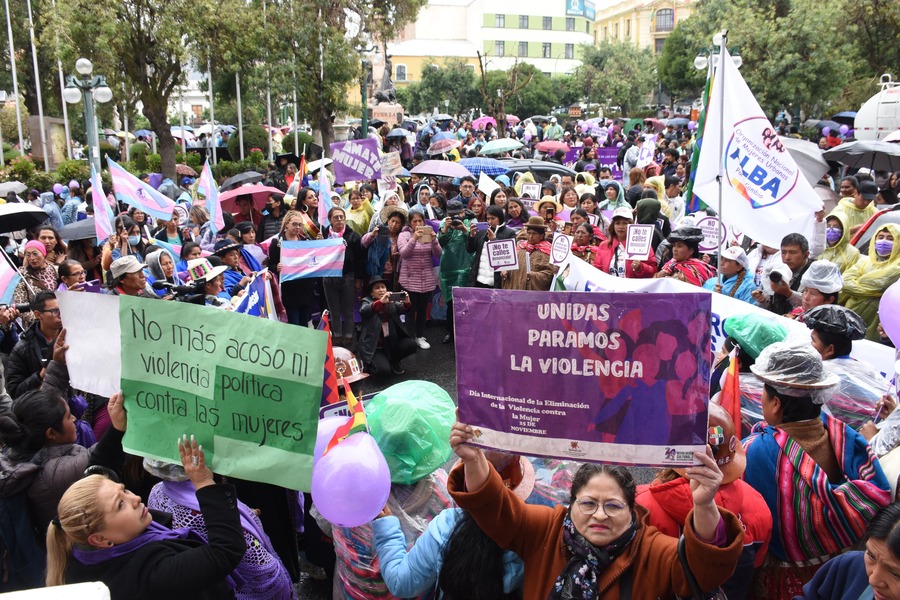 Mujeres marchan en La Paz pidiendo un alto a los feminicidios y la violencia de género