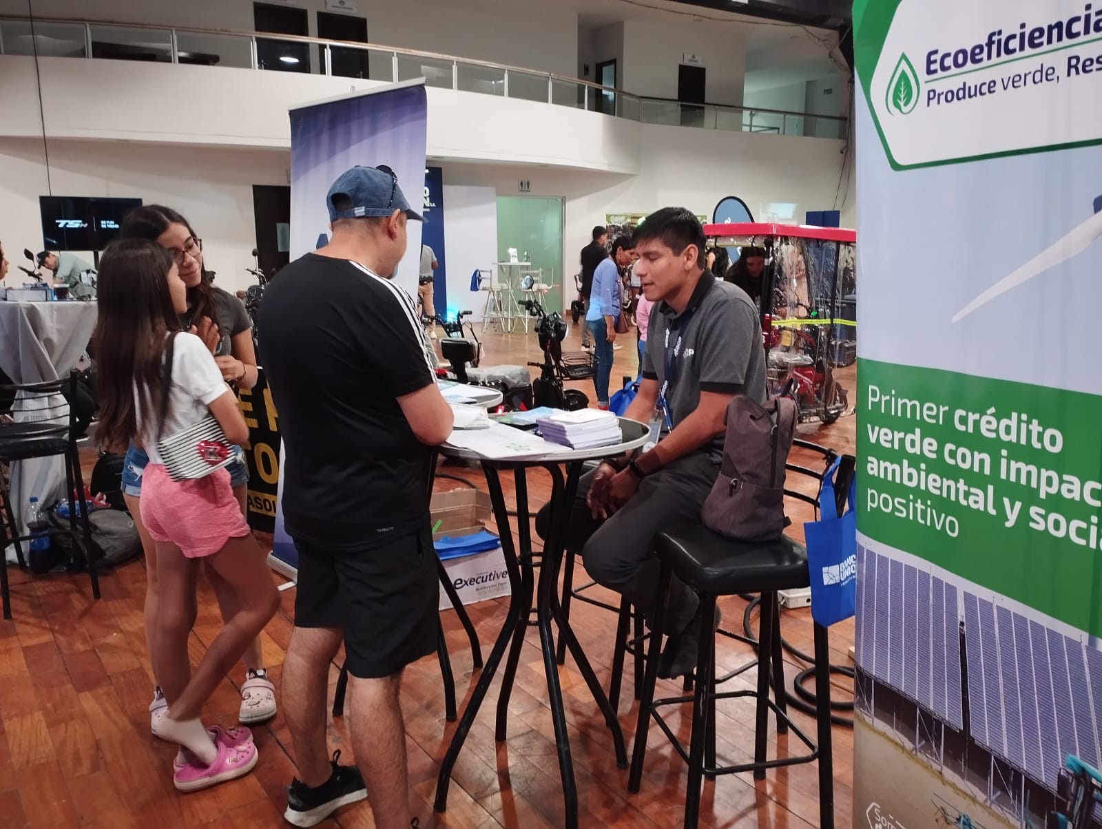 El BDP muestra su oferta crediticia con enfoque de sostenibilidad y eficiencia energética en la feria de electromovilidad en Santa Cruz