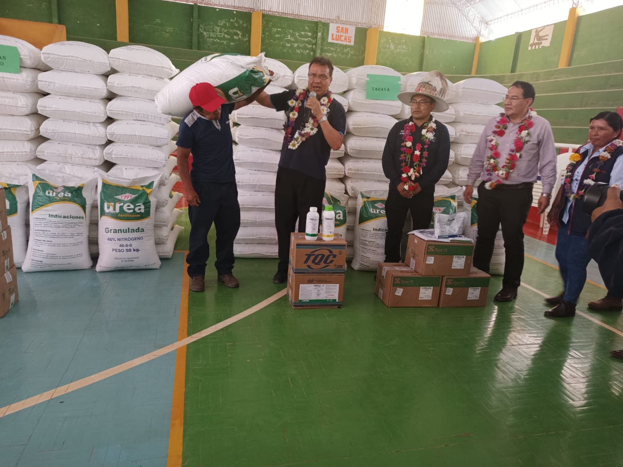 Entregan equipos e insumos para fortalecer producción de cebolla en municipio Las Carreras