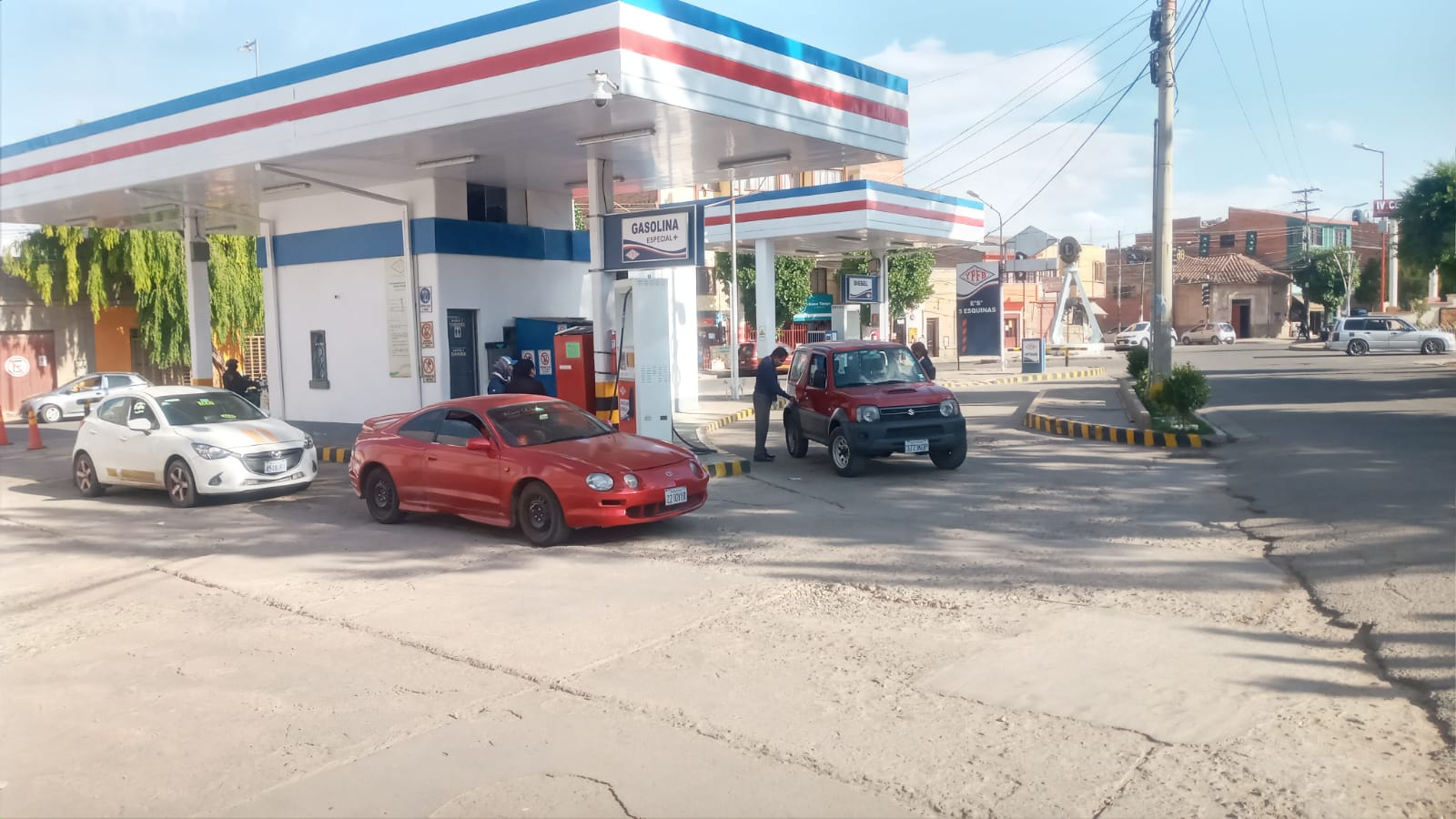 YPFB descarga diésel en Arica para incrementar los saldos del combustible en el país