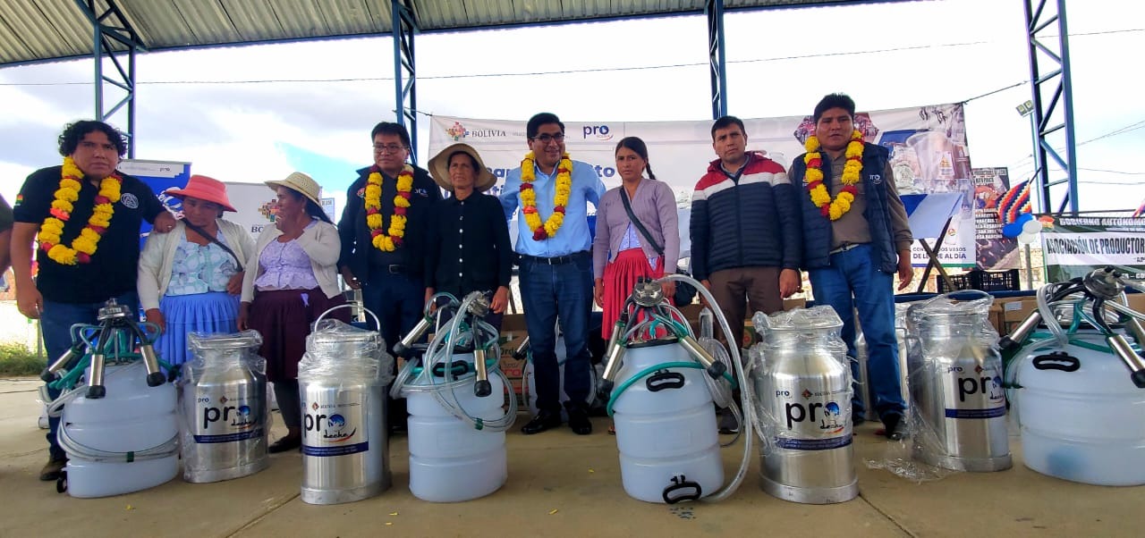En Cochabamba entregan equipamiento para mejorar la producción de leche