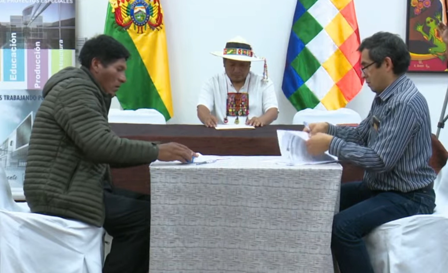 UPRE y alcalde de Taraco firman convenio para construir aulas educativas por más de Bs 5 millones