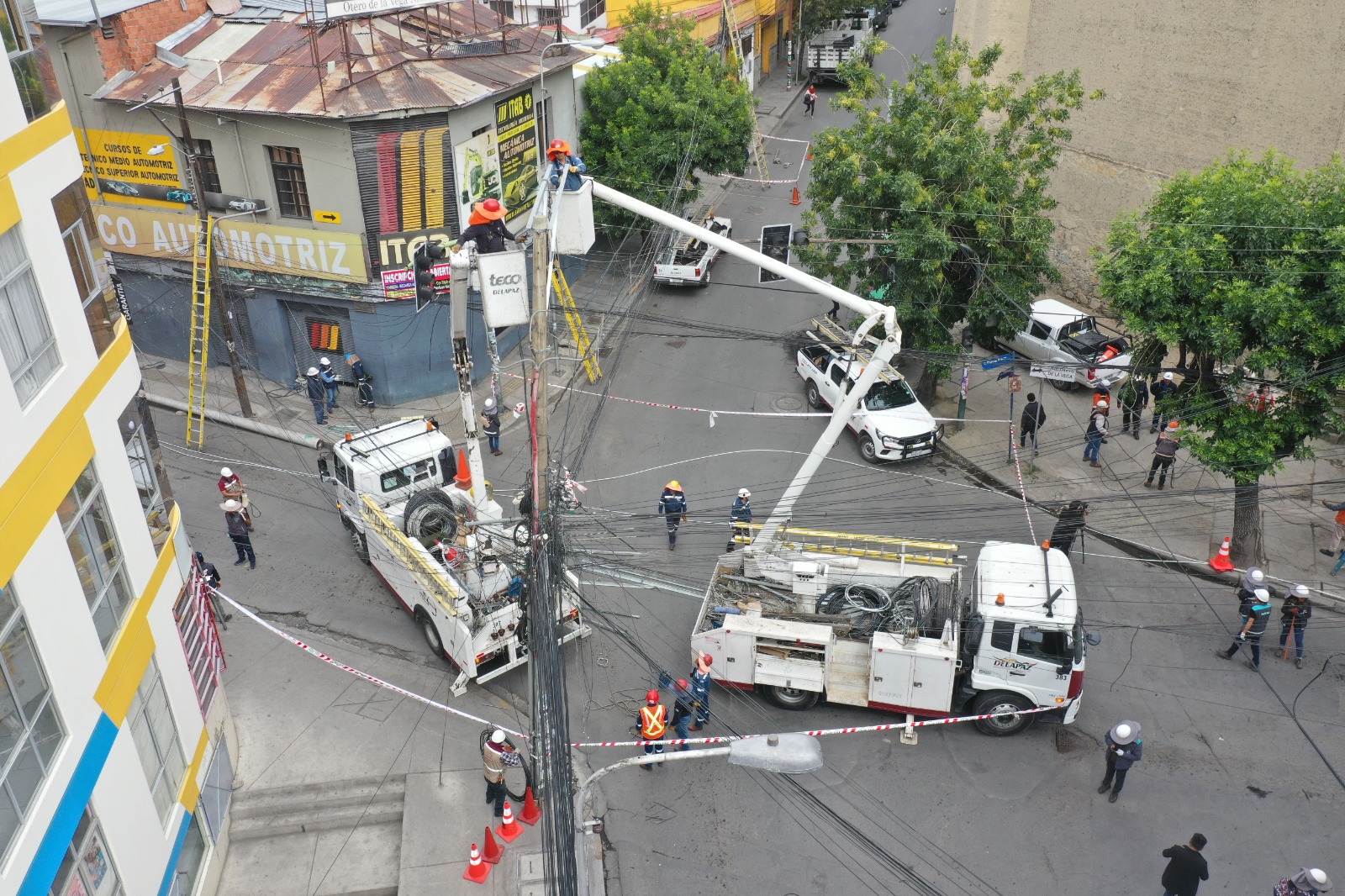 ENDE renovó la red eléctrica de distribución y encabezó el retiro de cables en desuso en San Pedro 