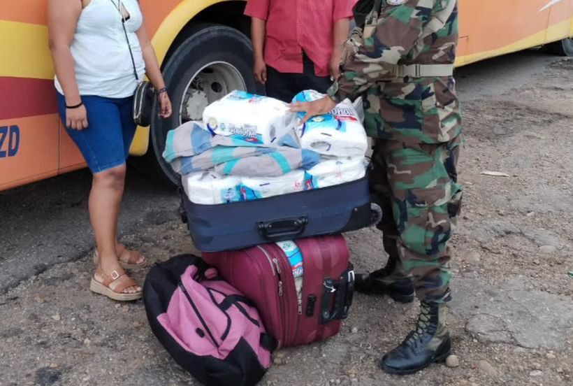 Sorprenden a una mujer con 20 kilos de cocaína en un bus público en Santa Cruz