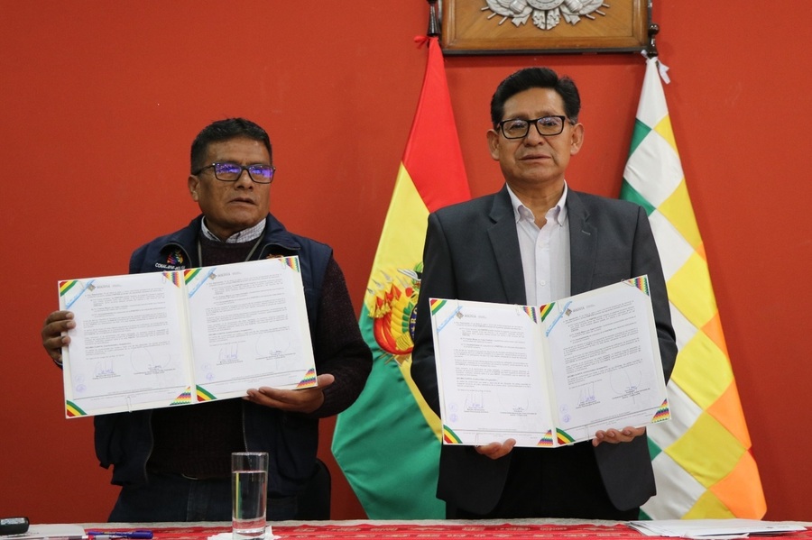 Gobierno y juntas vecinales acuerdan impulsar programas de educación permanente para adultos 