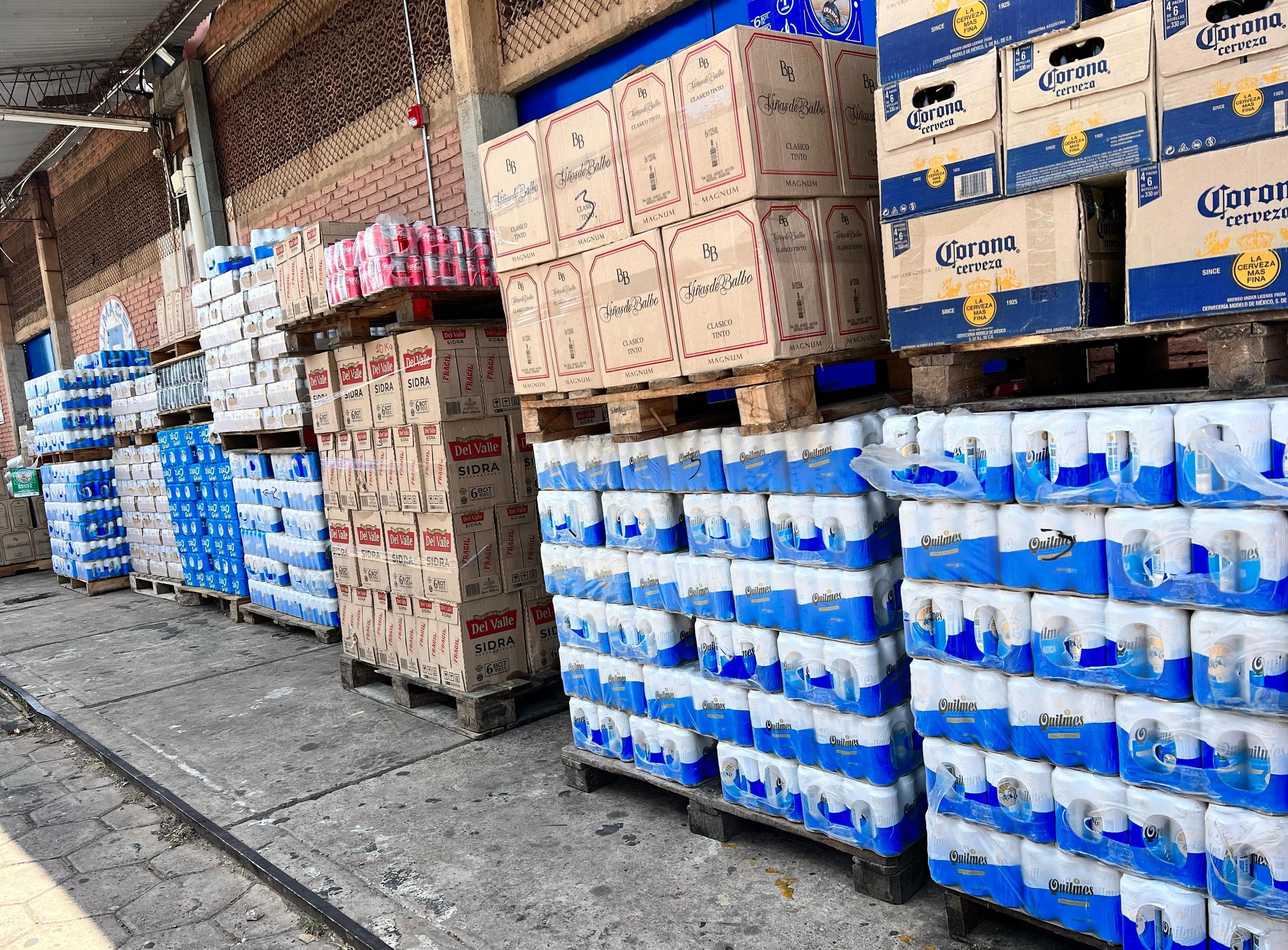 Aduana allana cinco viviendas y secuestra 27 toneladas de bebidas y soya en Santa Cruz