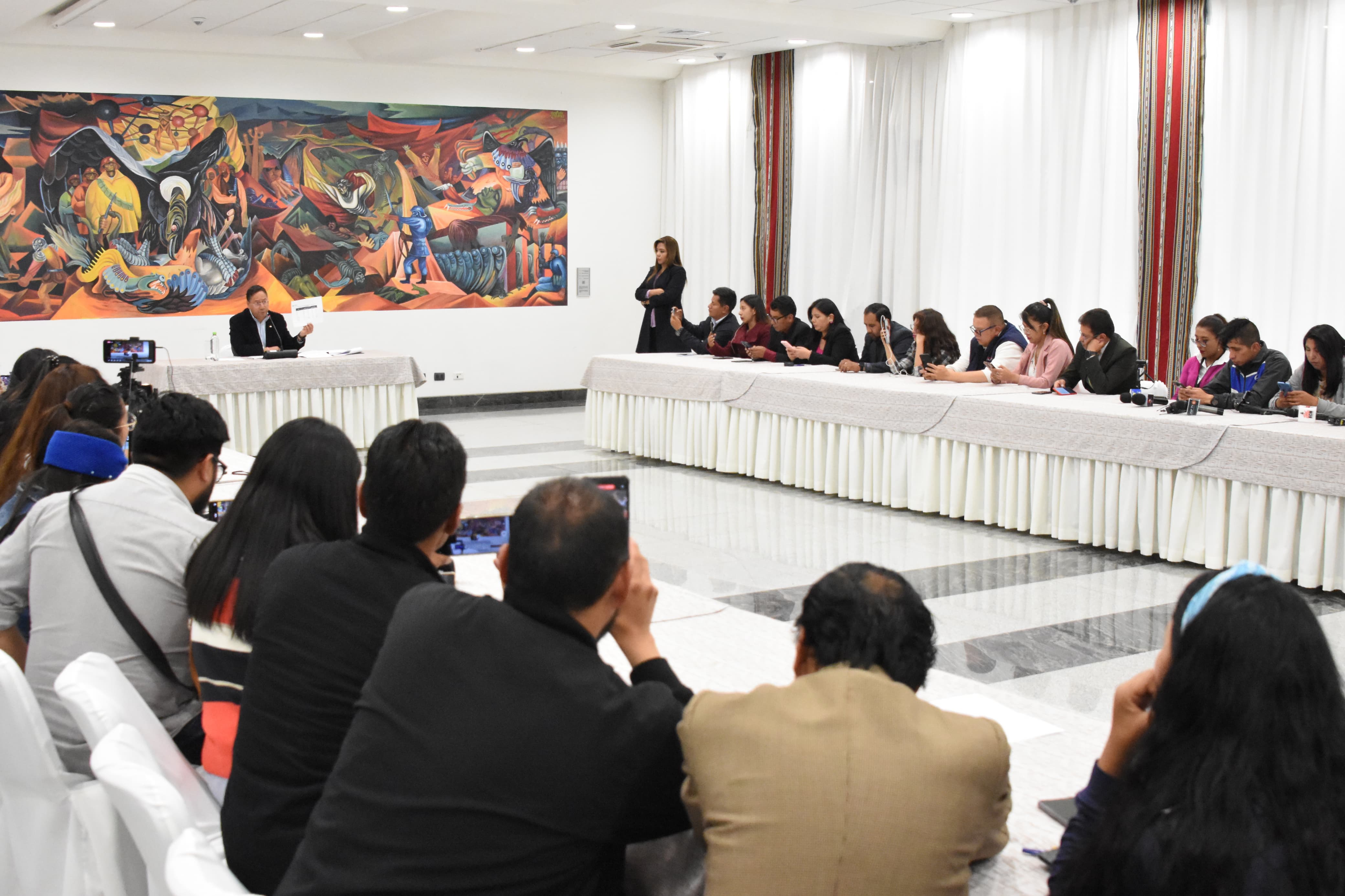 Presidente afirma que el Gobierno bajó la deuda externa a 29% para "empujar" el crecimiento económico