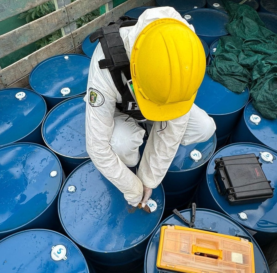 Secuestran 16.000 litros de precursor químico para fabricación de cocaína en Santa Cruz 