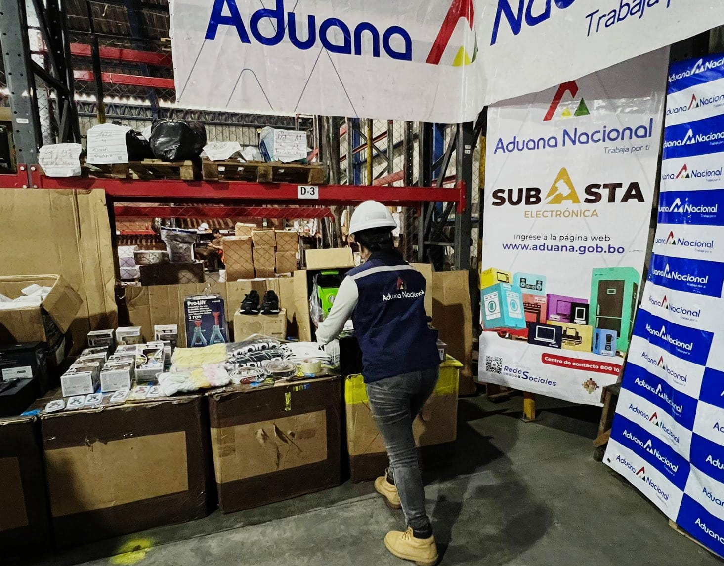 Aduana Santa Cruz dispone cuatro toneladas de celulares, computadoras y prendas de vestir para Subasta Electrónica