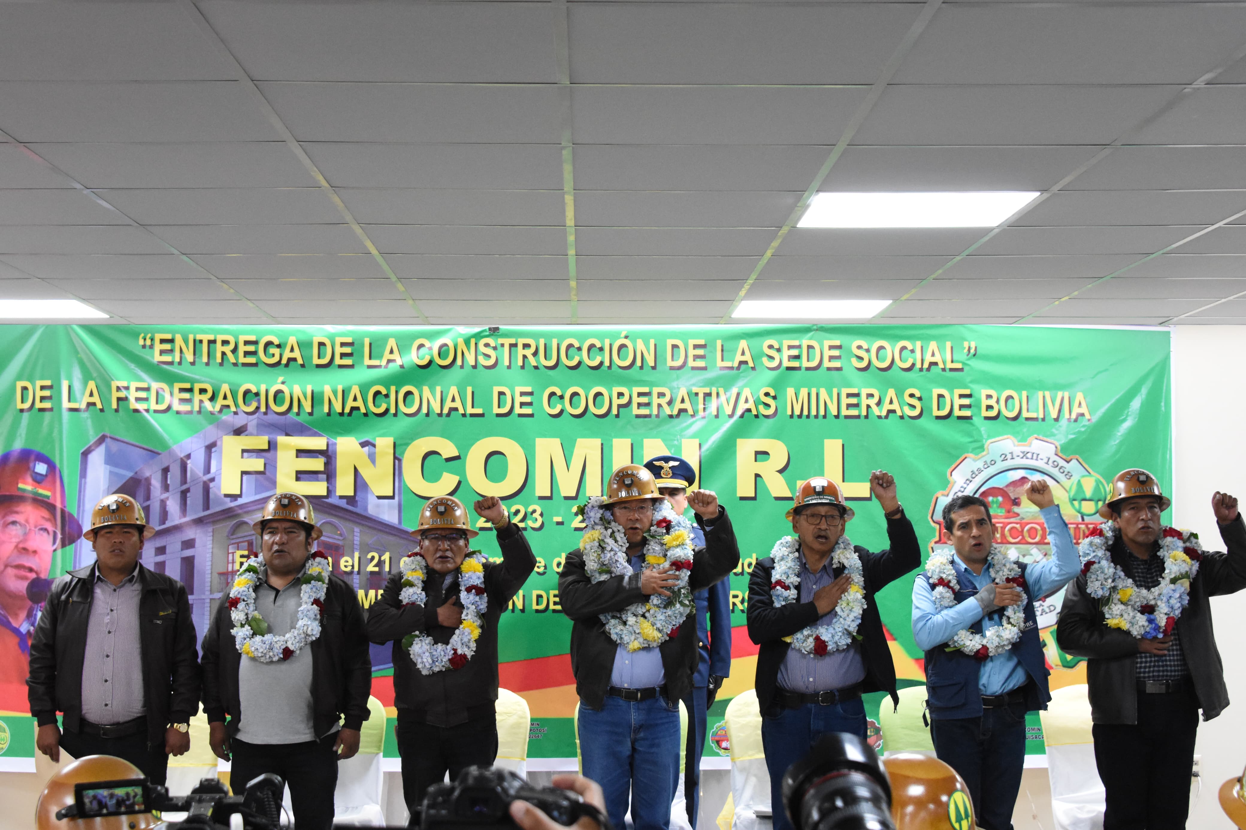 Presidente Arce resalta historia de lucha de la Fencomin y entrega sede sindical