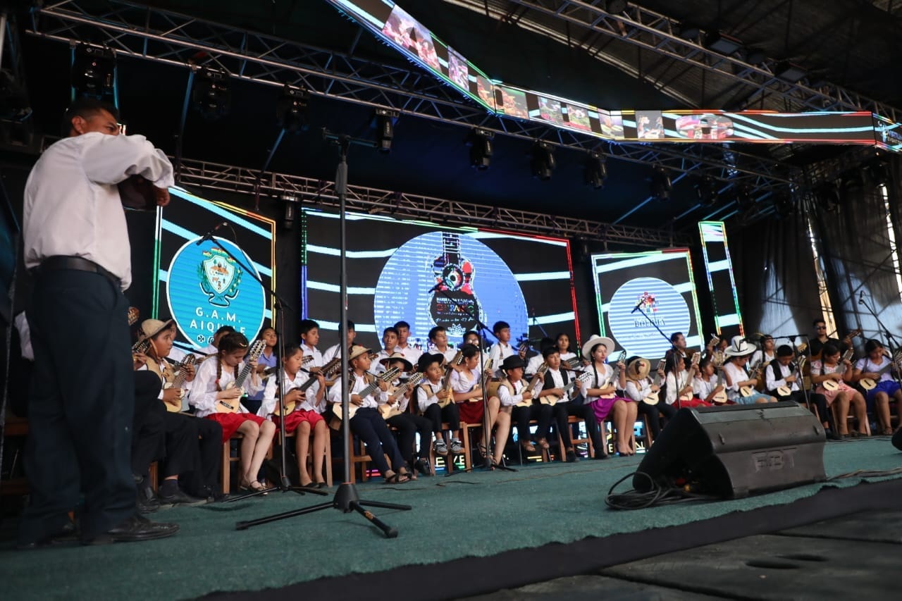 Festival del Charango en Aiquile reúne a intérpretes y constructores del instrumento musical