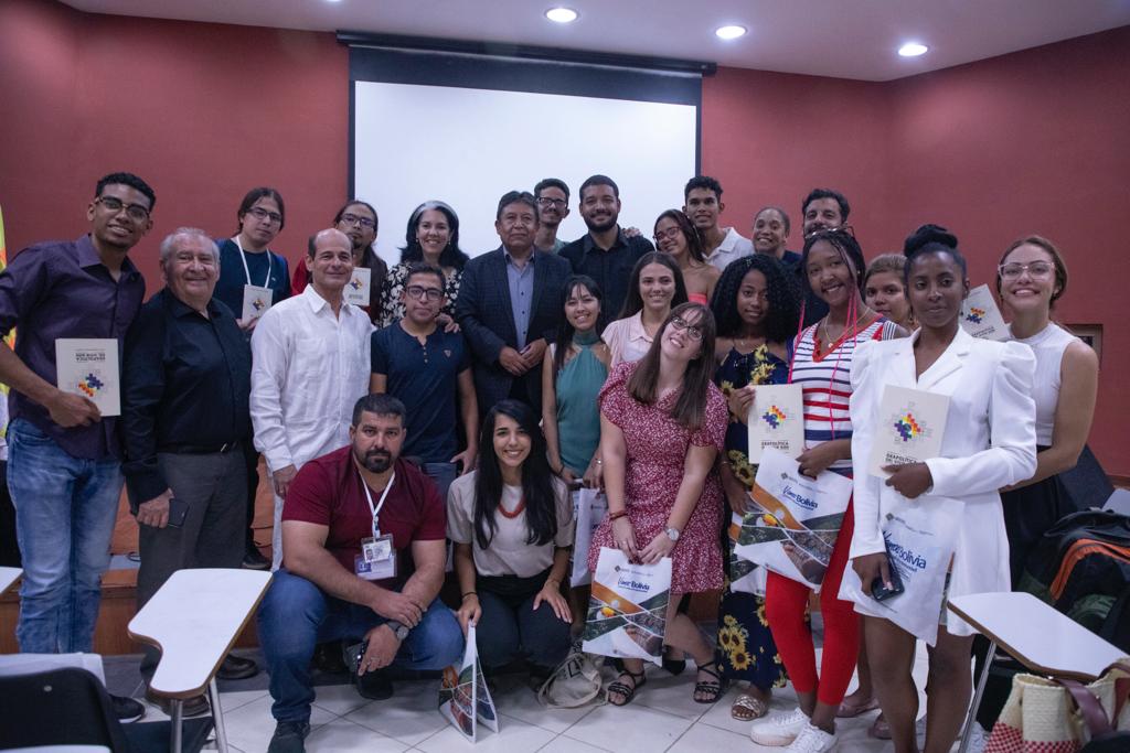 Vicepresidente plantea en Cuba pasar a la geopolítica del Vivir Bien