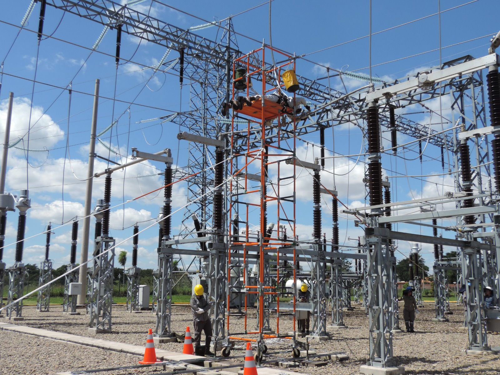 ENDE realiza mantenimiento de líneas de alta tensión en la Subestación Urubó de Santa Cruz