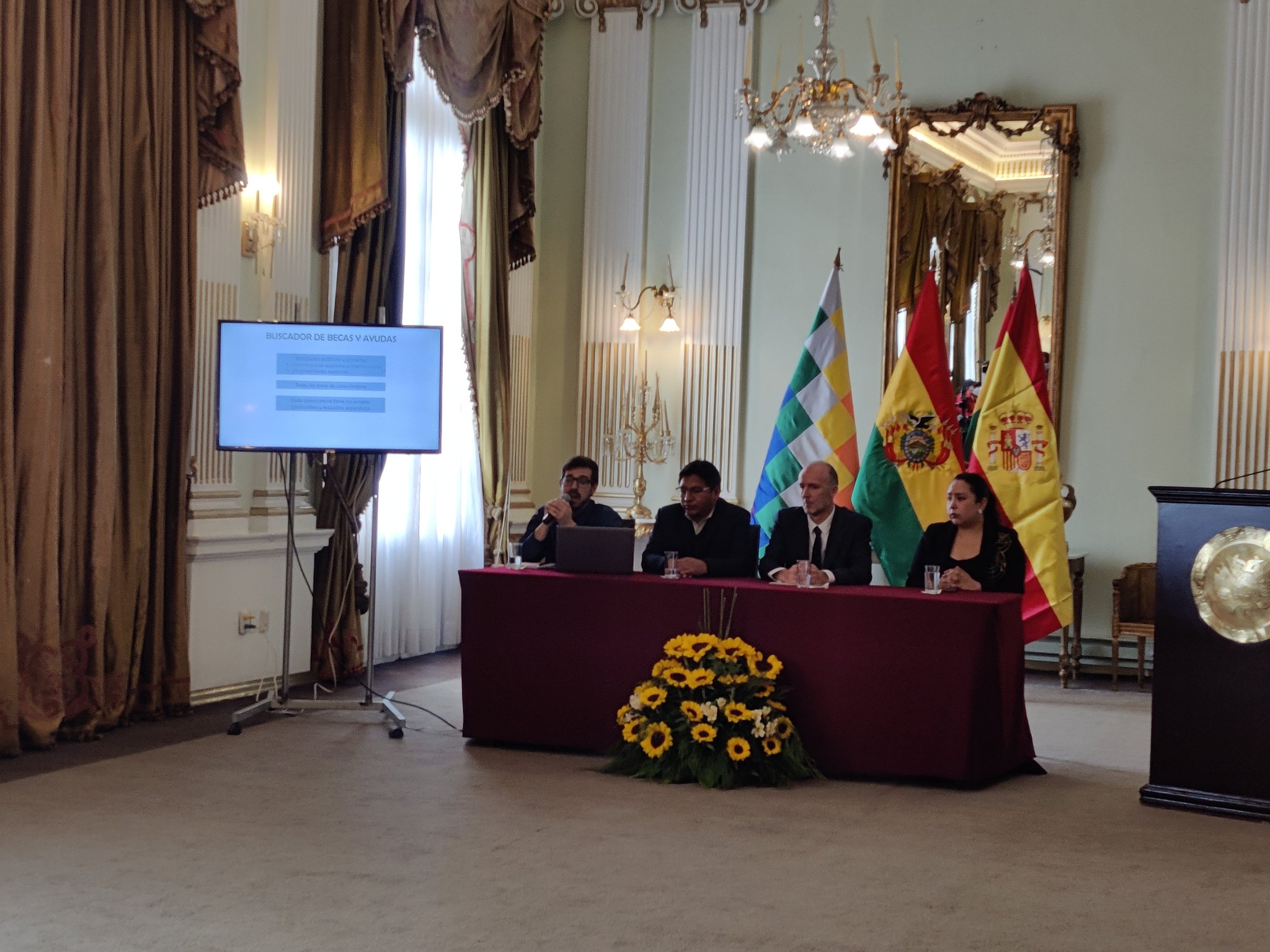 Bolivia y España presentan buscador de becas y ayuda para estudios superiores