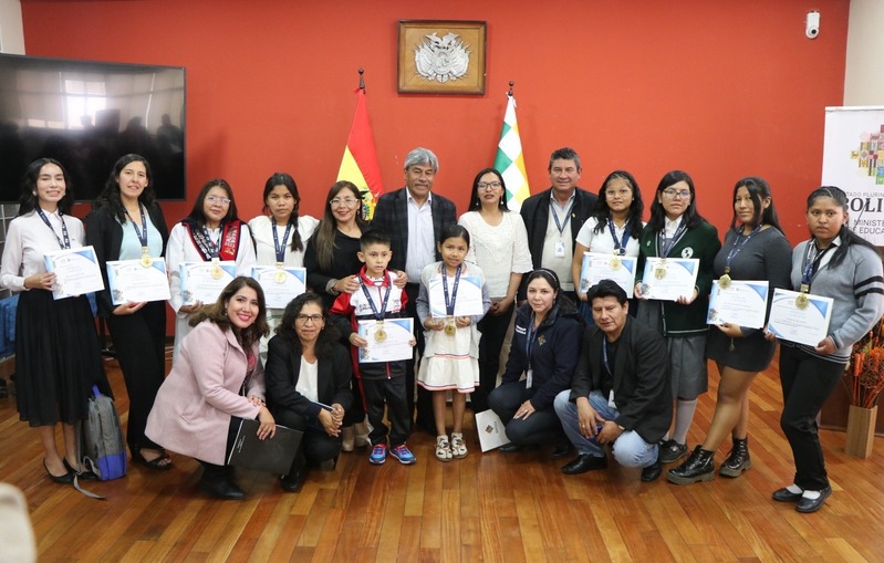 Educación premia a 13 ganadores del concurso “Escribiendo cuentos desde mi comunidad”
