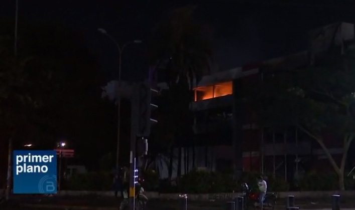 Grupos violentos vuelven a incendiar el edificio de la Fiscalía en Santa Cruz