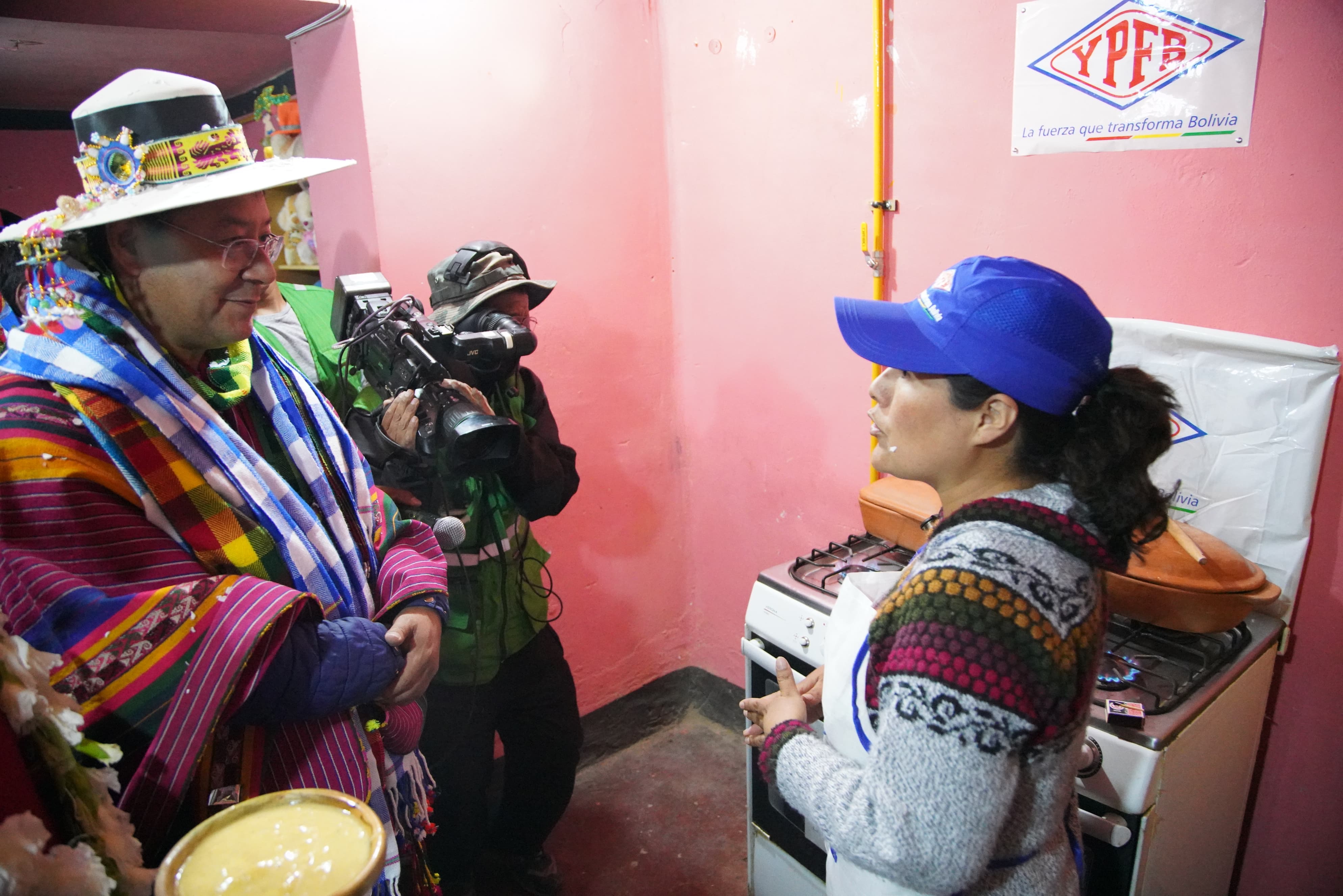 En Uncía Presidente Arce entrega redes de gas domiciliario con Bs 21 millones de inversión