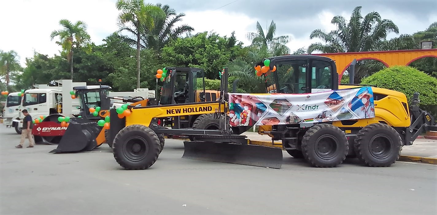 Chimoré recibe maquinaria por Bs 7,4 millones para la mejora de caminos y recojo de residuos