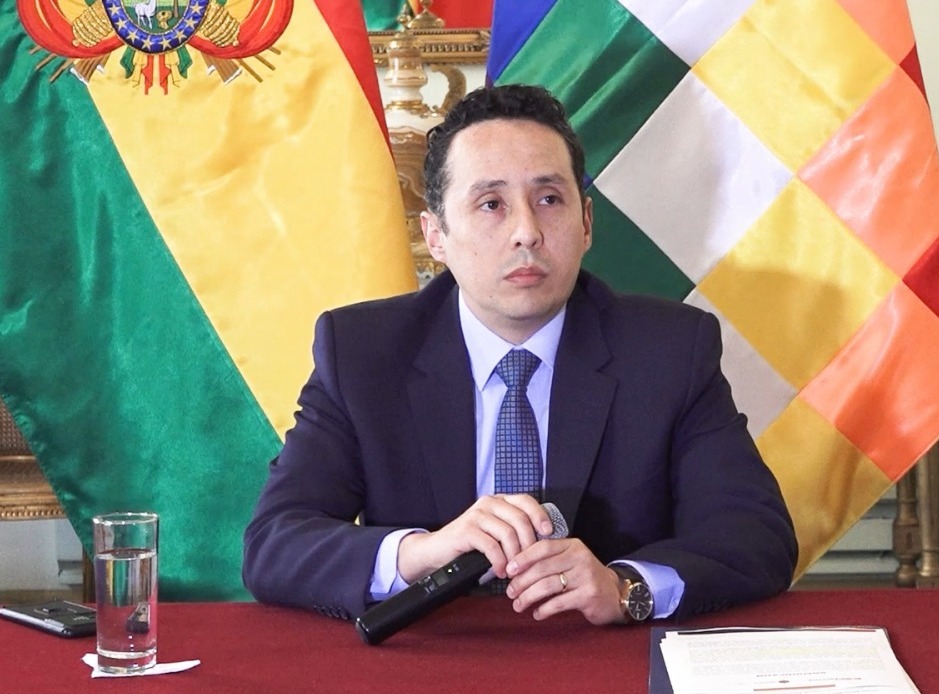 Inician trámites migratorios para 69 bolivianos varados en Barcelona, Cancillería velará por el respeto a sus derechos