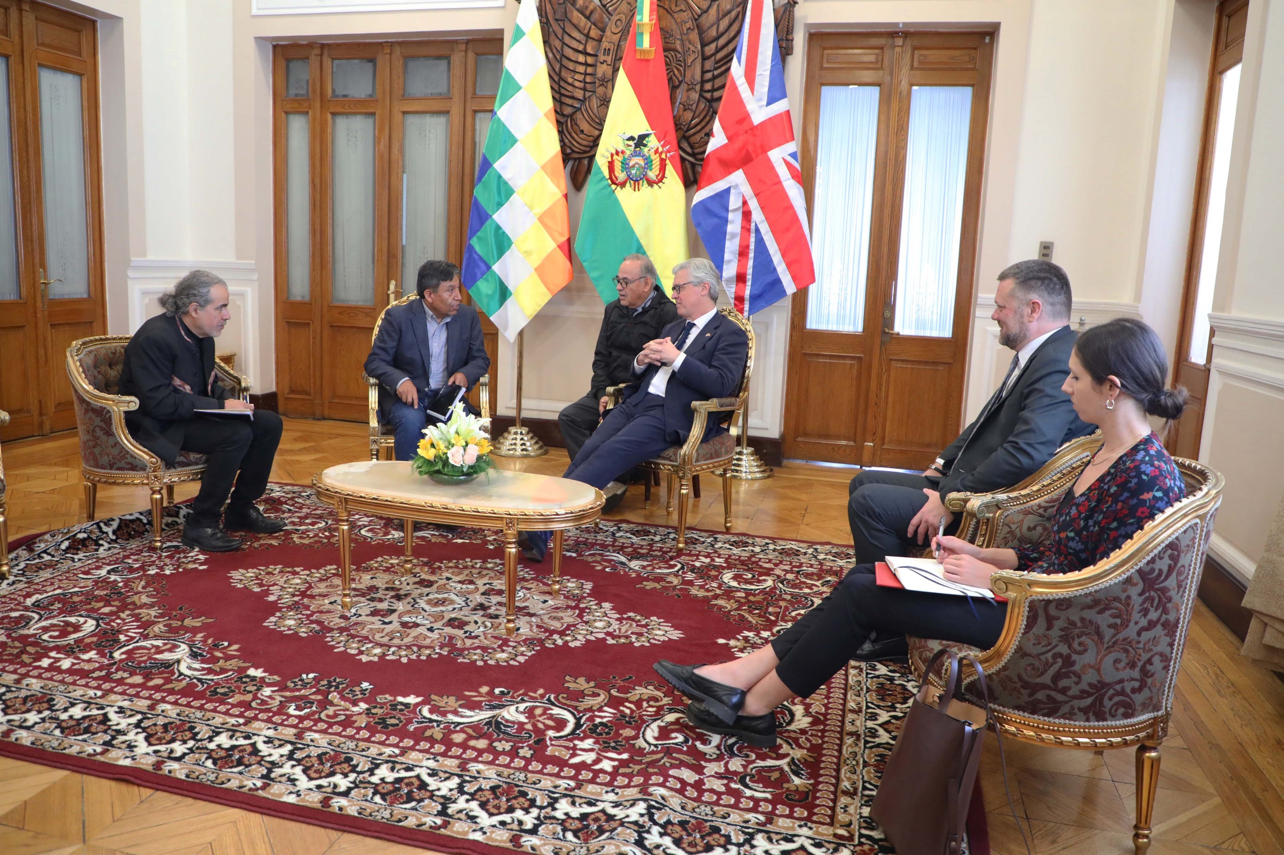 Ministro del Reino Unido llega a Bolivia y expresa interés en los frutos amazónicos