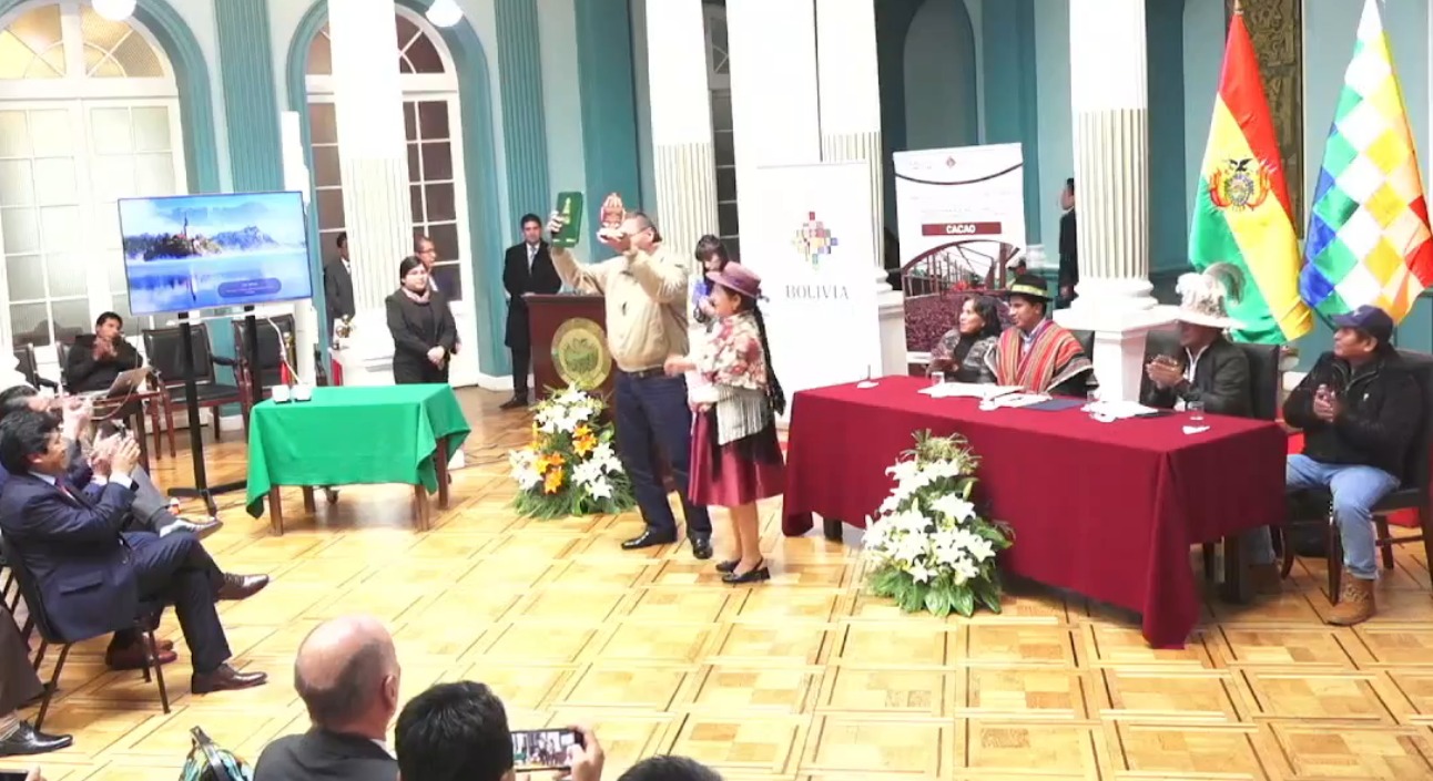Gobierno premia a seis mejores muestras ganadoras del Salón del Cacao y Chocolate Bolivia 2024