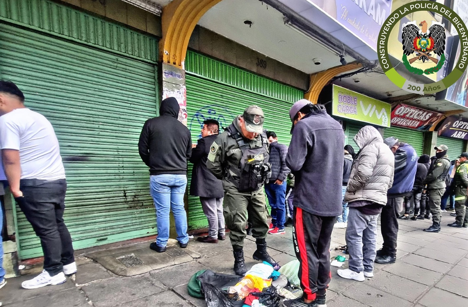 En la urbe paceña arrestan a 52 personas por robo de celulares e infringir la Ley 259 