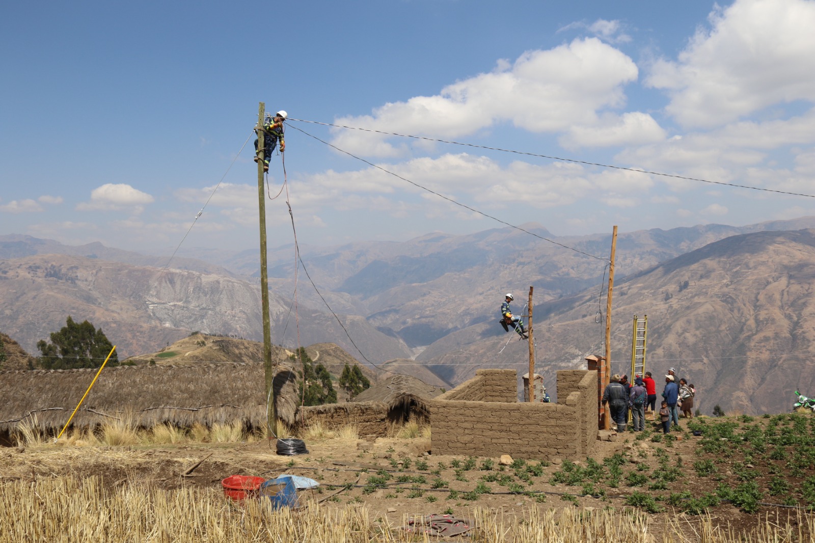 Más de 8.100 kilómetros de líneas eléctricas se construirán para incorporar a 56.000 usuarios del área rural