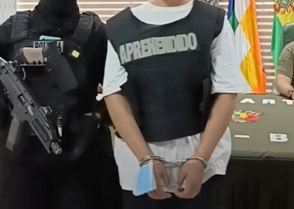 Fiscalía anuncia imputación por parricidio a mujer de 18 años que asesinó a su propio padre