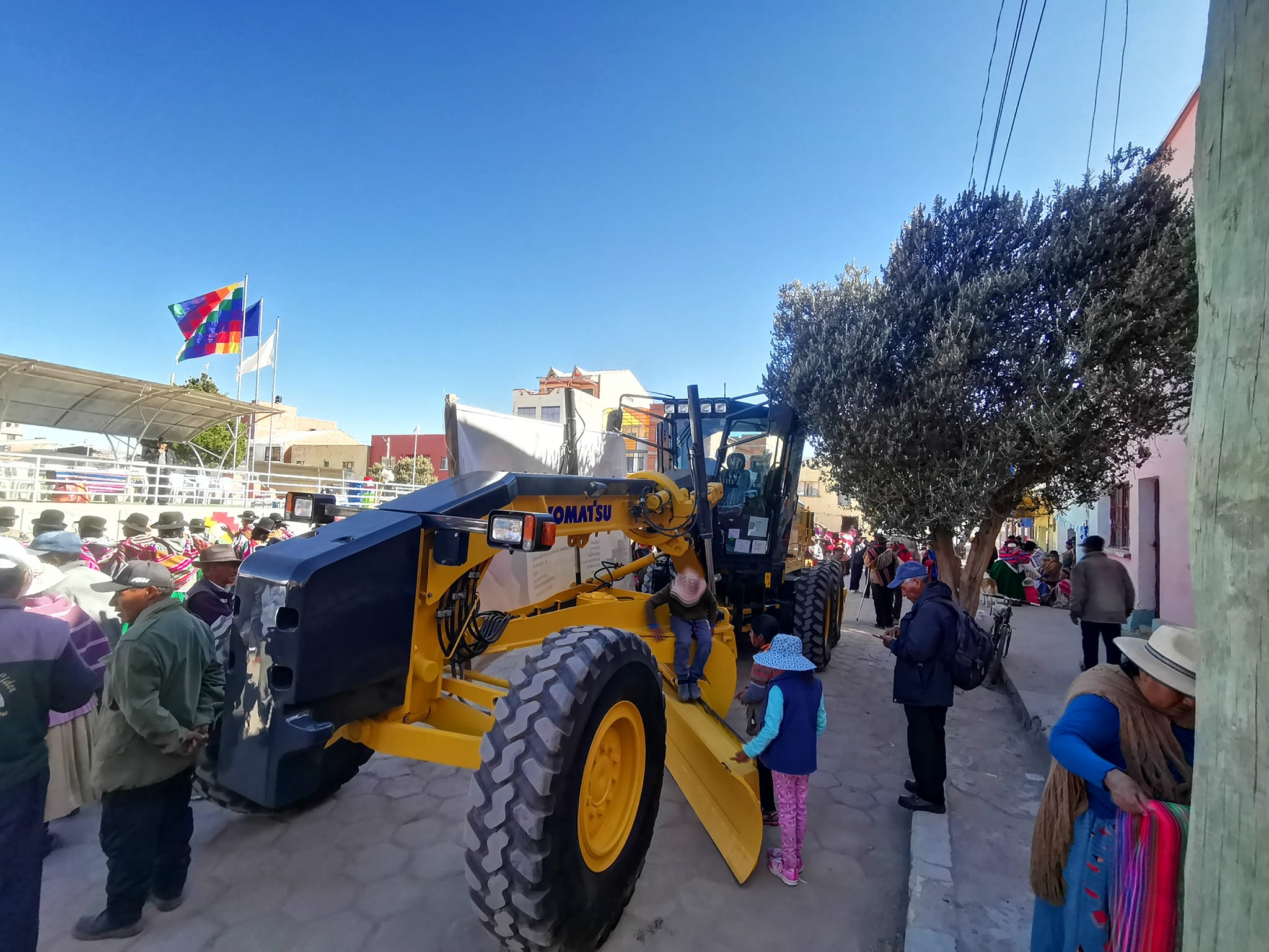 Entregan maquinaria para apertura y mejora de caminos por Bs 1,8 millones en Santiago de Machaca 