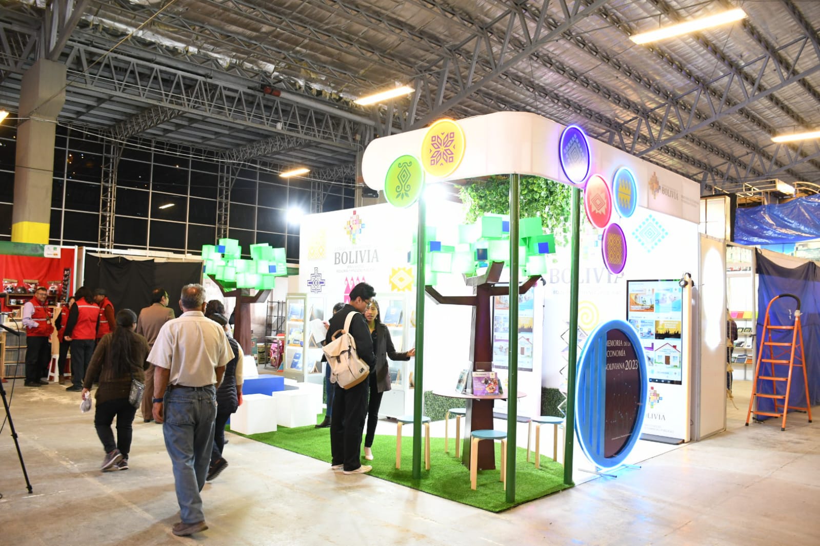 Economía participa en la FIL La Paz con stand interactivo y documentos que tienen más de 100 años