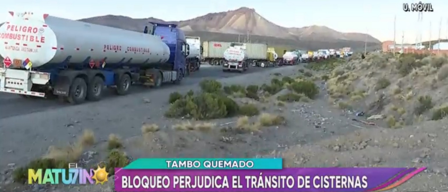 Bloqueo en Tambo Quemado perjudica paso de cisternas hacia Arica para cargar combustible 