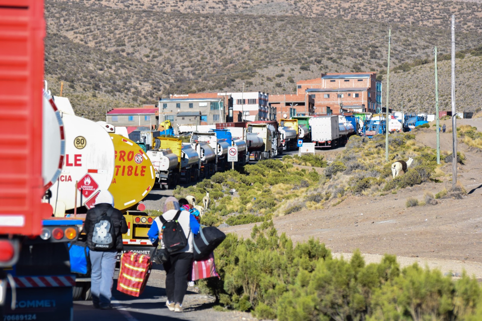 Brigadas médicas llegan a puntos de bloqueo y prestan atención a pasajeros y choferes