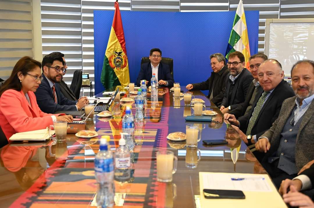 Gobierno y empresarios se reúnen para evaluar acuerdos y considerar nuevas medidas 