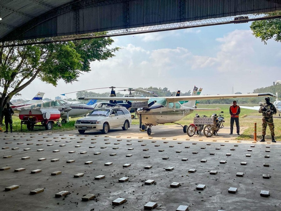 Frustran carga de 328 kilos de cocaína a avioneta y aprehenden a cuatro implicados en Santa Cruz 